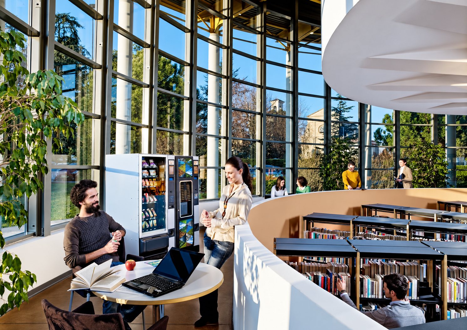 Espace détente équipé de distributeurs automatiques dans une bibliothèque lumineuse