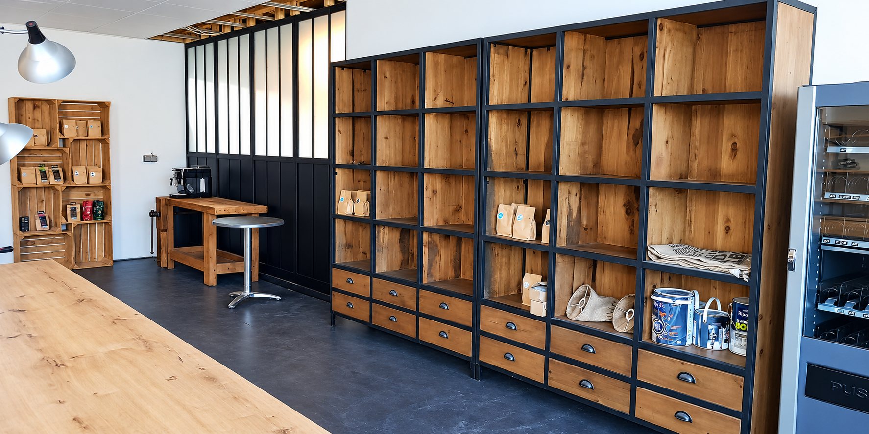 Grandes étagères en bois et métal noir, établi et machine à café
